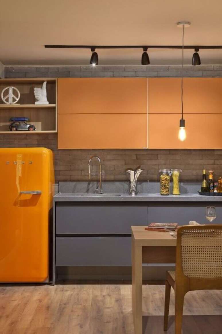 43. Decora&ccedil;&atilde;o com arm&aacute;rio planejado para cozinha cinza e laranja &ndash; Foto: Lolaf&aacute;
