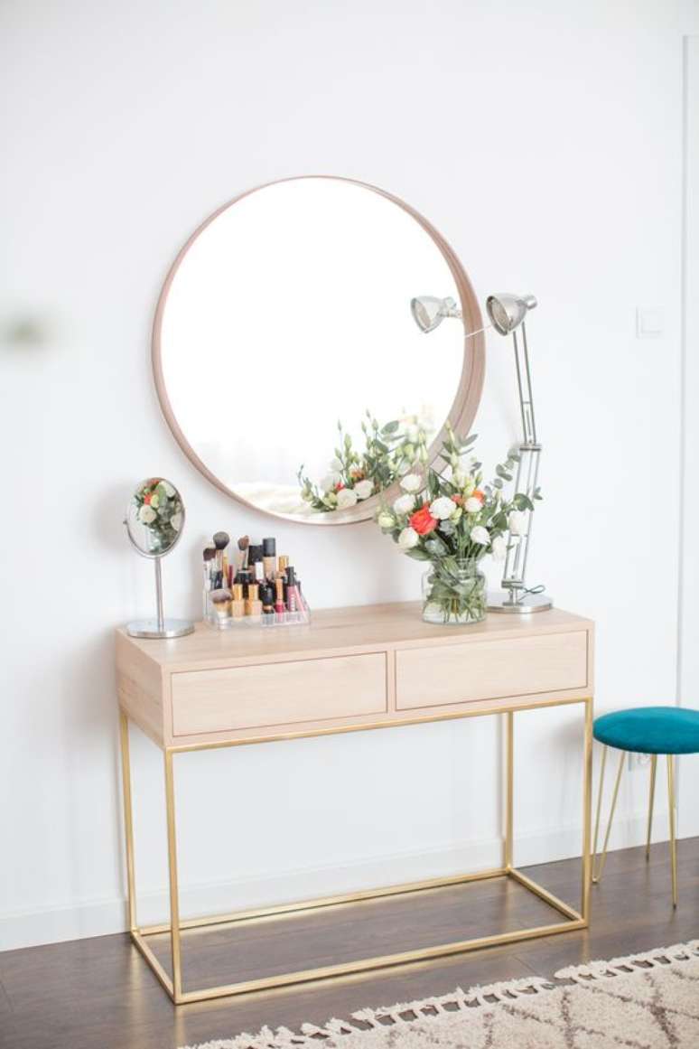 40. Penteadeira com moldura redonda para espelho &ndash; Foto Minko