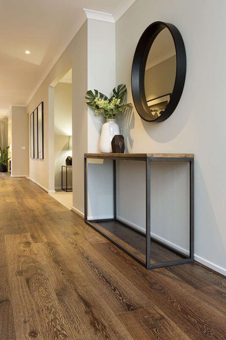 13. Corredor decorado com aparador de ferro e moldura redonda preta para espelho &ndash; Foto Caroma Australia