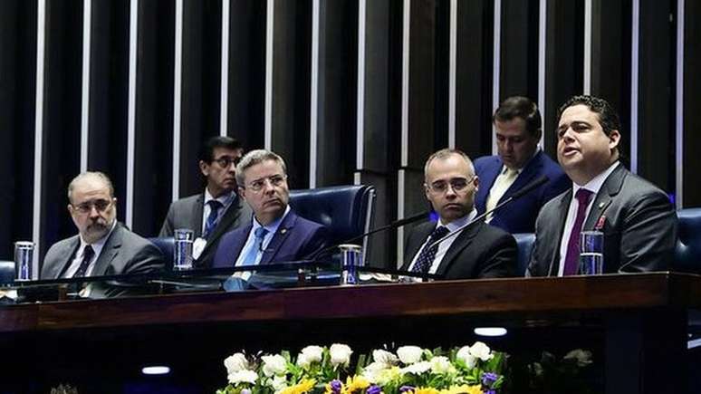 Mendon&ccedil;a em cerim&ocirc;nia no Senado em 2019; AGU ter&aacute; que convencer maioria dos senadores a aprovar seu nome ao STF