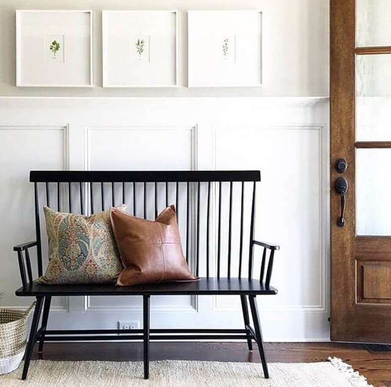 8. Decore o hall de entrada da sua casa usando uma cadeira namoradeira &ndash; Foto: Pinosy