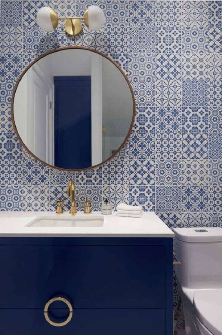 12. A bancada azul com tampo branco se conecta com o revestimento cer&acirc;mico feito com azulejos portugueses. Fonte: Pinterest