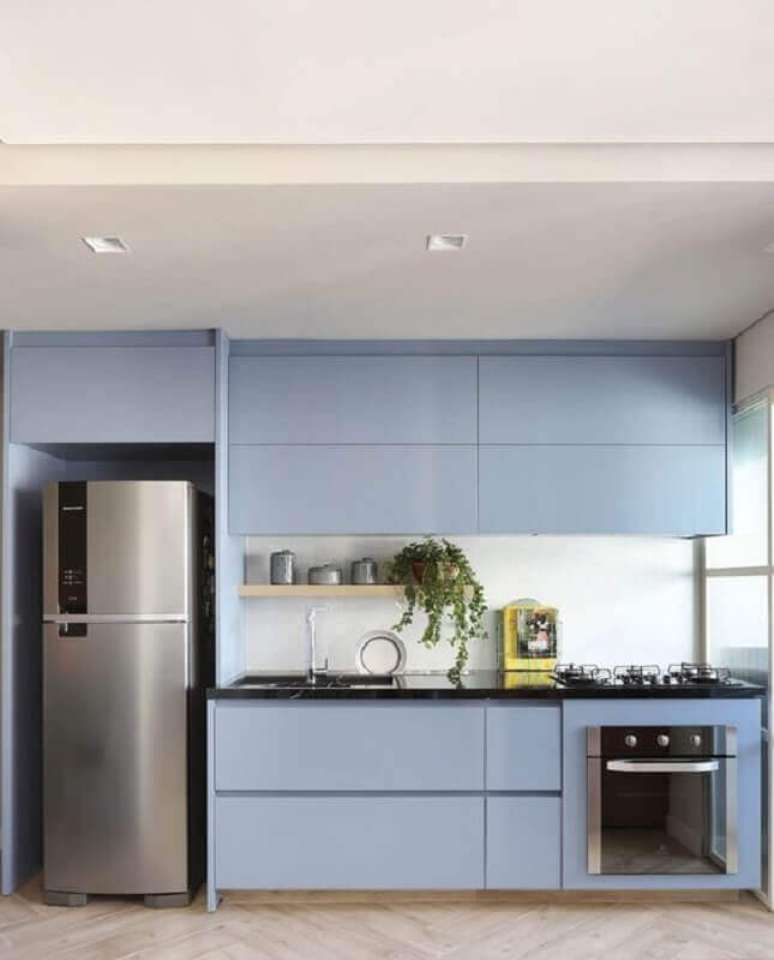 60. Decora&ccedil;&atilde;o em azul claro para cozinha com arm&aacute;rio planejado &ndash; Foto: Casa de Valentina