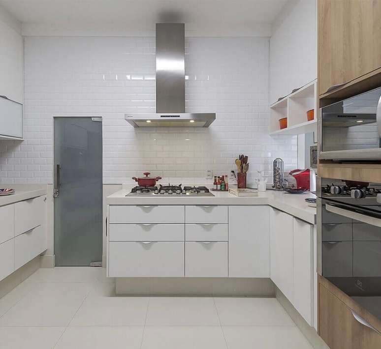 67. Decora&ccedil;&atilde;o para cozinha com arm&aacute;rio planejado de canto &ndash; Foto: DUE Ambientes Planejados