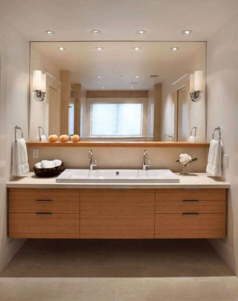 14. Arm&aacute;rio planejado de madeira para decora&ccedil;&atilde;o de banheiro em cores neutras &ndash; Foto: Pinterest