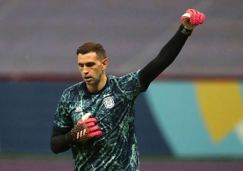 Goleiro da Argentina Emiliano Mart&iacute;nez durante aquecimento para a partida contra a Col&ocirc;mbia pela Copa Am&eacute;rica
06/07/2021 REUTERS/Henry Romero
