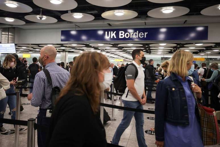 Fila de passageiros chegando no Controle de Fronteiras do Reino Unido no Terminal 5 do Aeroporto de Heathrow em Londres, Reino Unido
29/06/2021 REUTERS/Hannah Mckay/File Photo