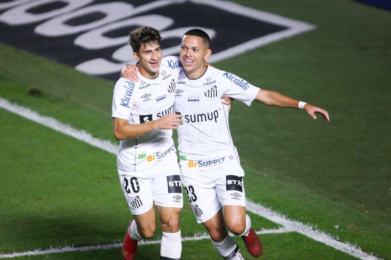 Santos vence o Athletico e entra no G6 do Brasileirão