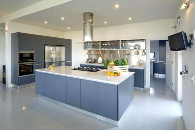 59- O porcelanato liquido &eacute; um revestimento muito utilizado em ambientes com grande tr&aacute;fego de pessoas. Fonte. ConstruindoDecor