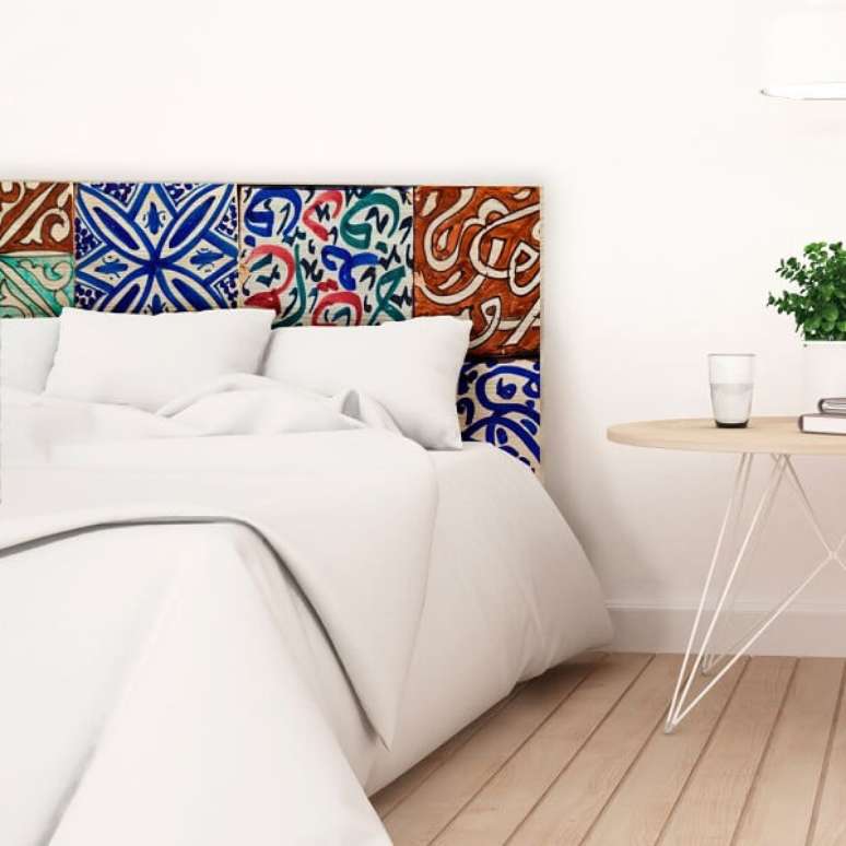 24. Cabeceira de cama feita com revestimento cerâmico colorido. Fonte: Pinterest