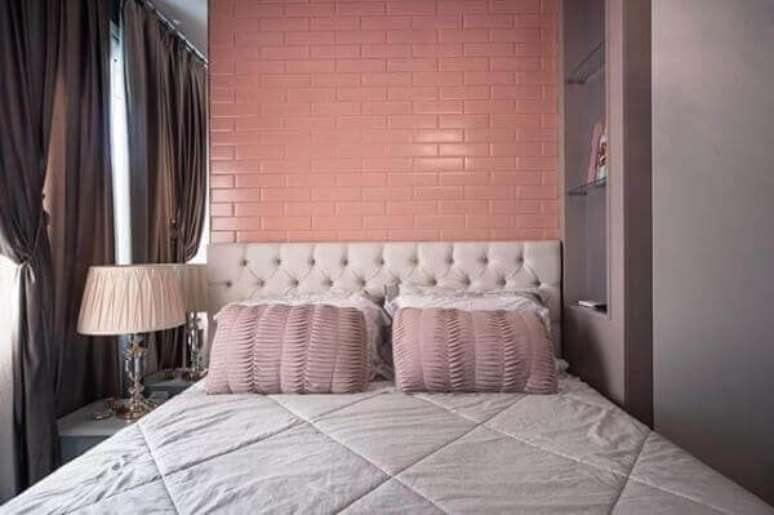 60. O revestimento cerâmico rosa traz um toque delicado para a decoração do quarto feminino. Fonte: Pinterest