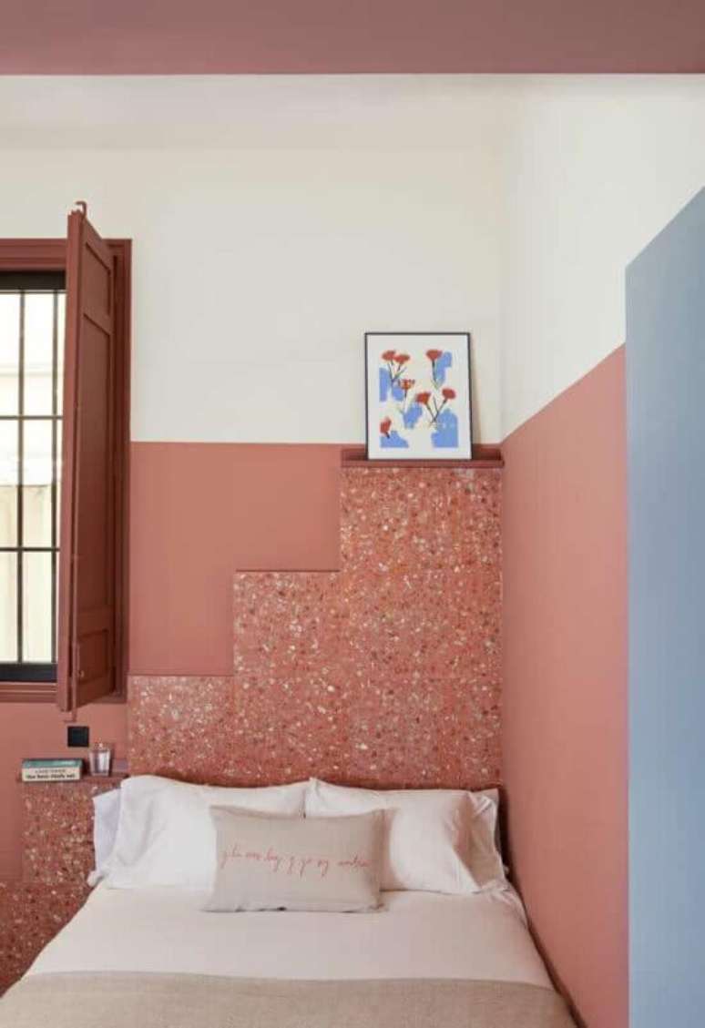 67. Revestimento cer&acirc;mico com textura granilite para sair do comum na parede da cabeceira. Fonte: Pinterest