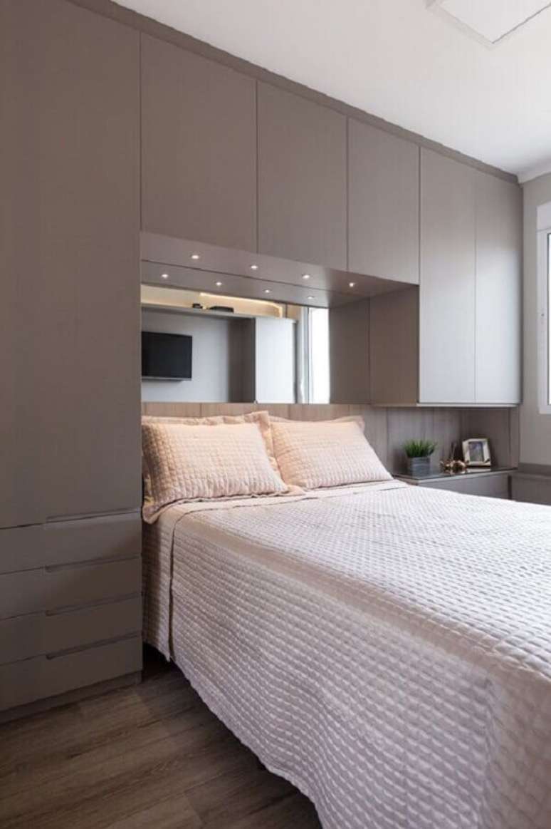 11. Decora&ccedil;&atilde;o em tons de cinza com arm&aacute;rio de quarto planejado &ndash; Foto: Ambientta