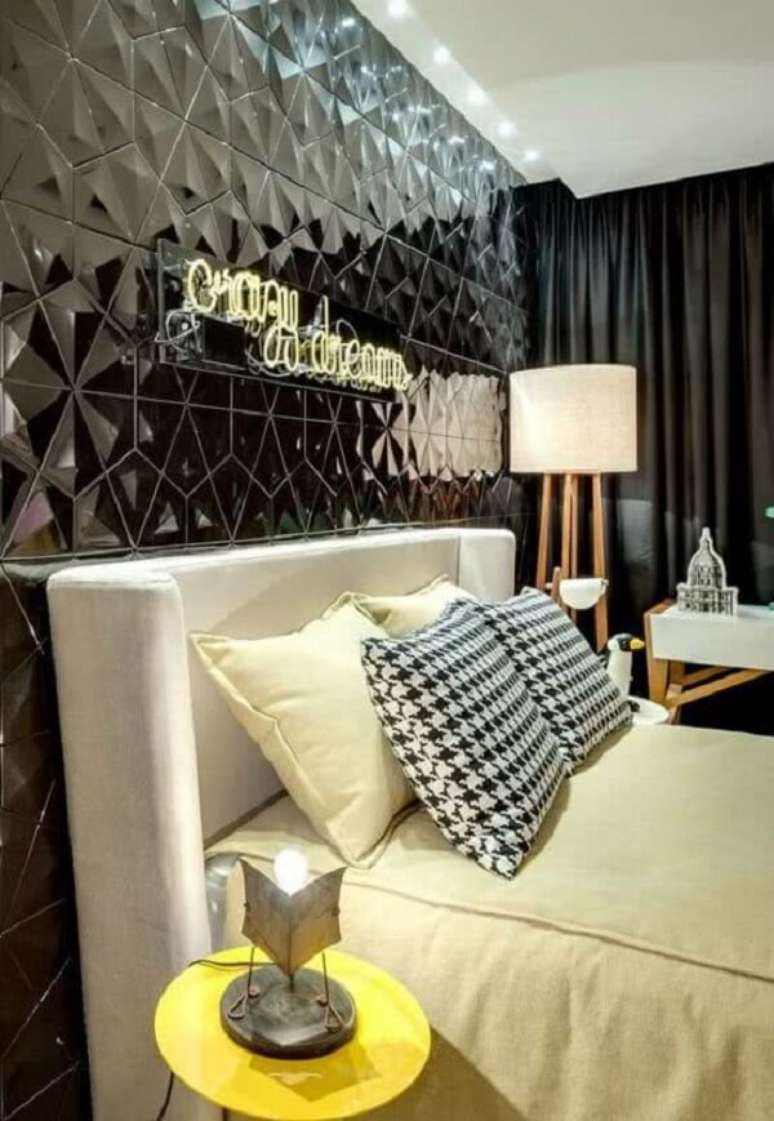 46. O revestimento cer&acirc;mico 3D preto se estende por toda a parede do quarto. Fonte: Pinterest
