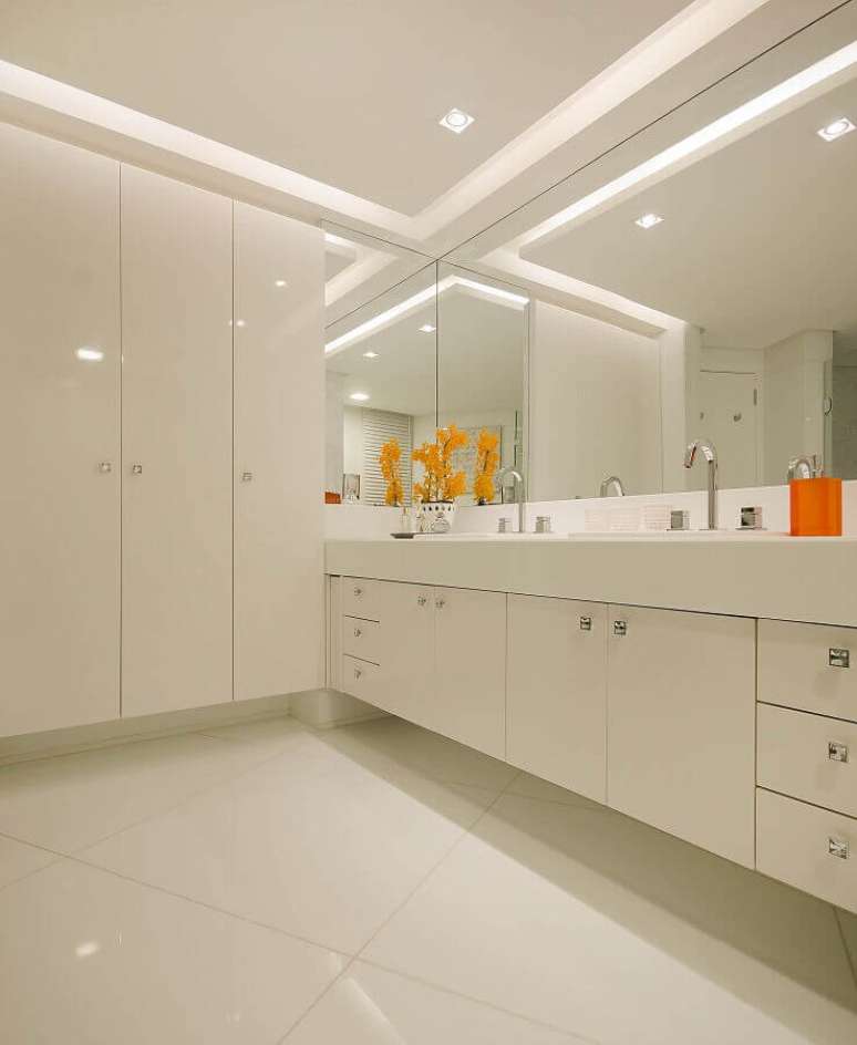 54. Decora&ccedil;&atilde;o de banheiro com arm&aacute;rio planejado todo branco &ndash; Foto: Home Fashion Trend