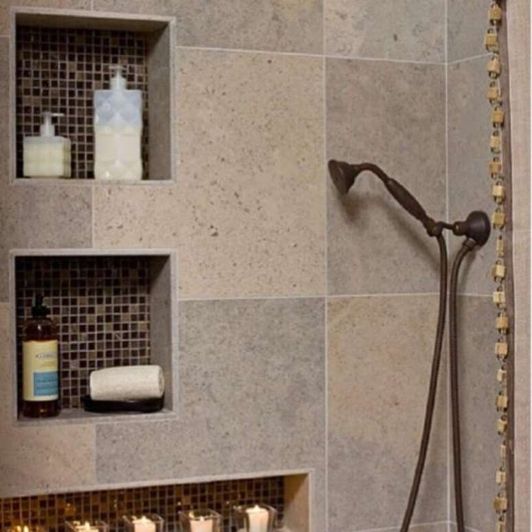 18. Cantoneira nicho na parede do box &ndash; Foto Pinterest