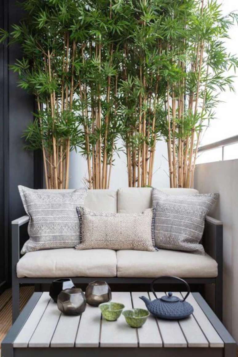 63. Decore a varanda com elementos em bambu, vasos de plantas e uma confortável namoradeira. Fonte: Pinterest