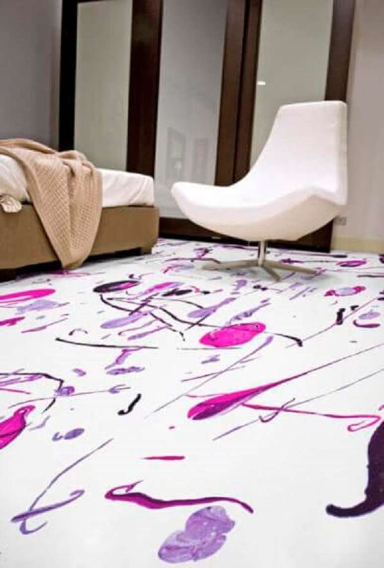 32- Com o porcelanato l&iacute;quido &eacute; poss&iacute;vel criar efeitos decorativos no piso. Fonte: Arquidicas