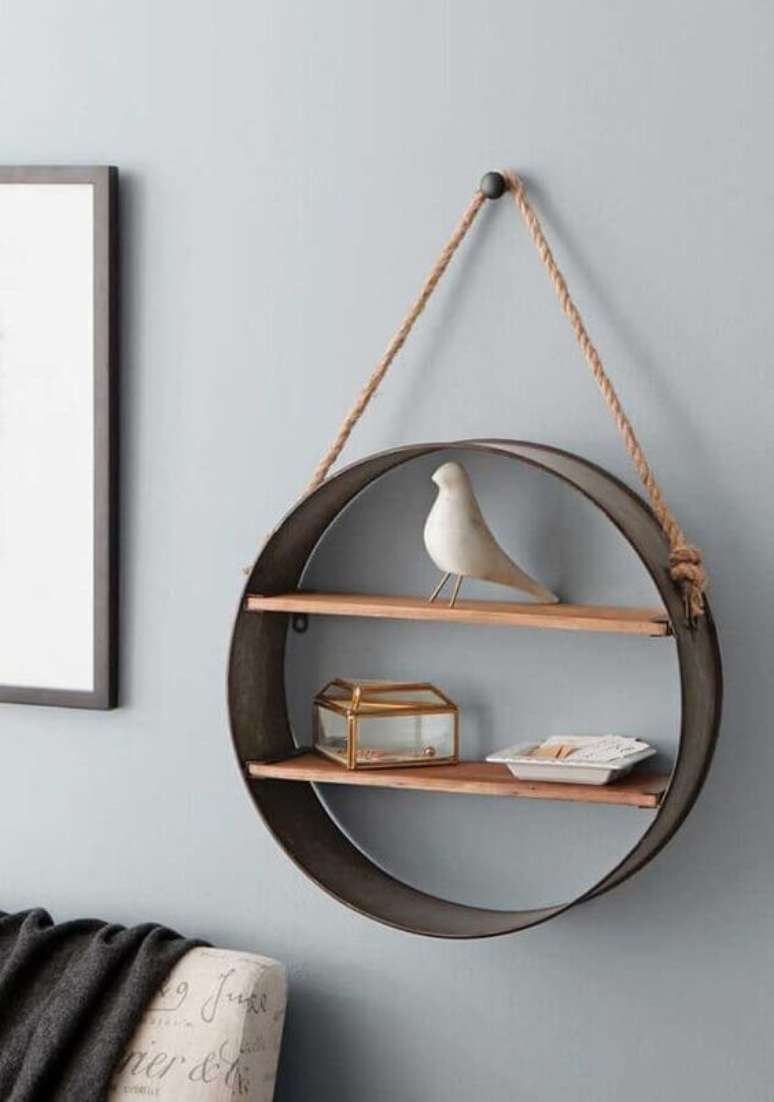 33. Moldura redonda estilo nicho com prateleiras de madeira &ndash; Foto Revista Vd