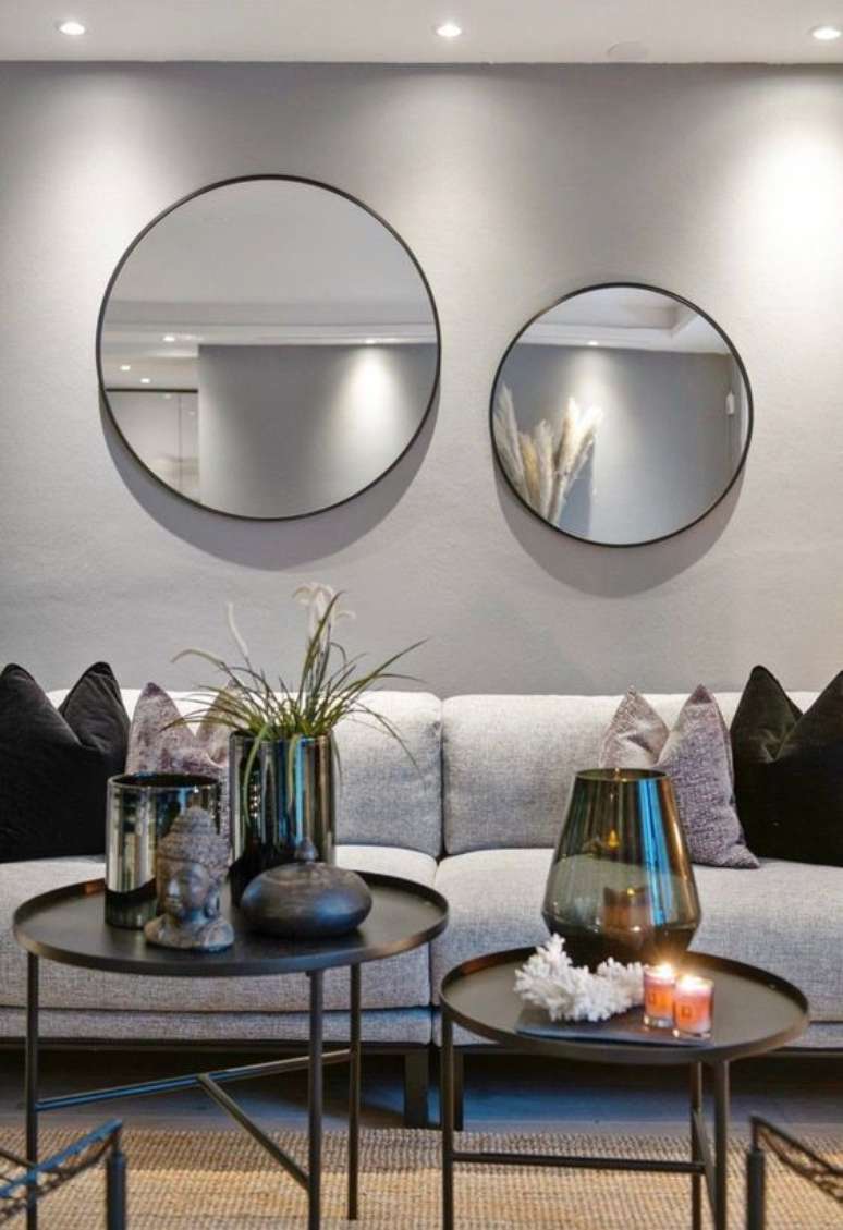 45. Sala cinza com moldura redonda de espelho de diferentes tamanhos – Foto Finn