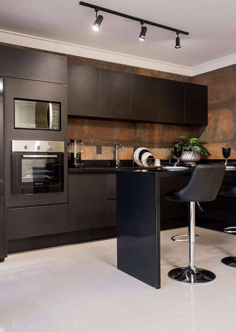 65. Decora&ccedil;&atilde;o moderna para cozinha com arm&aacute;rio planejado preto &ndash; Foto: Pinterest