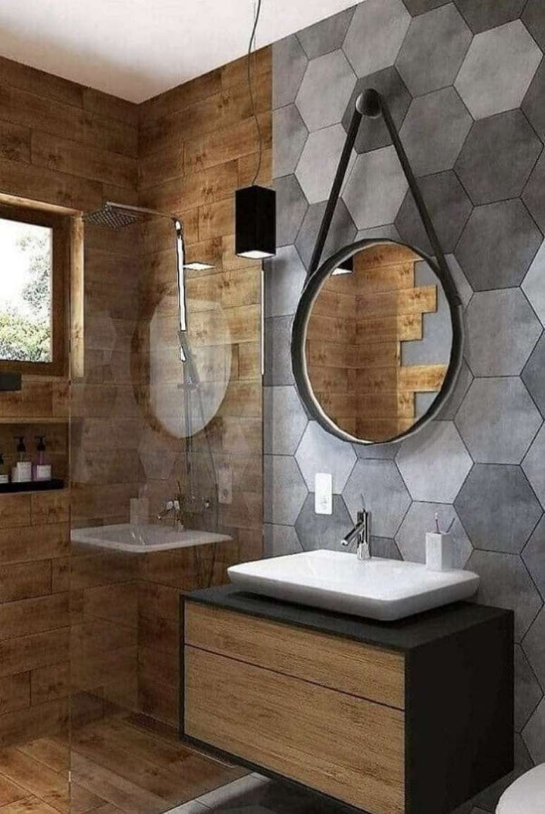 19. Banheiro moderno com revestimento cer&acirc;mico cinza hexagonal e elementos em madeira. Fonte: Pinterest