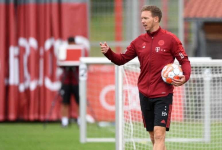 Nagelsmann em seu primeiro treino (Foto: CHRISTOF STACHE / AFP)