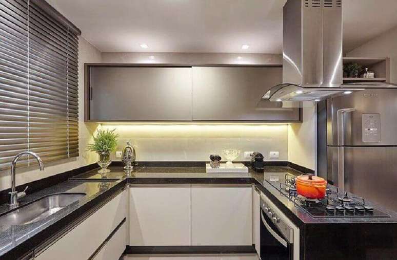 45. Decora&ccedil;&atilde;o com arm&aacute;rio planejado para cozinha em U &ndash; Foto: MM Baptista Arquitetura