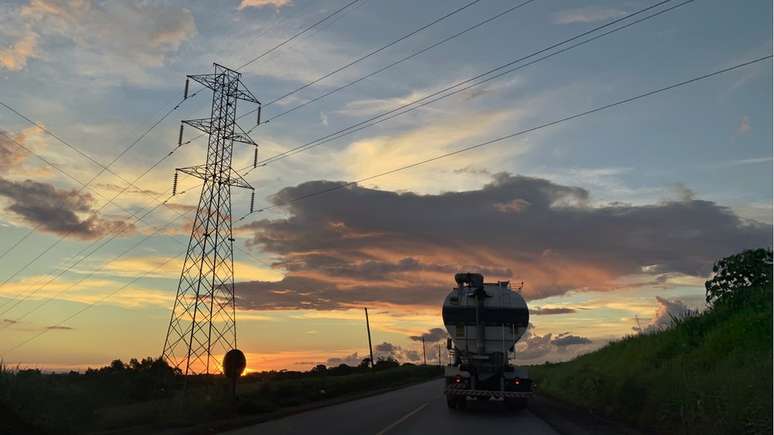 linhas de transmiss&atilde;o