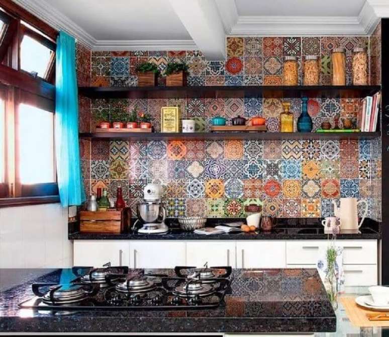 27. Cozinha alegre e colorida decorada com revestimento cerâmico de ladrilho hidráulico. Fonte: Pinterest