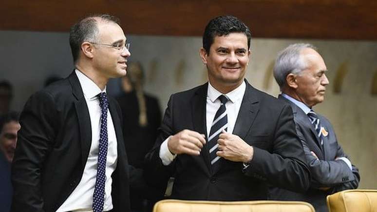 Sergio Moro e Andr&eacute; Mendon&ccedil;a passaram trocar farpas ap&oacute;s ex-juiz deixar governo Bolsonaro