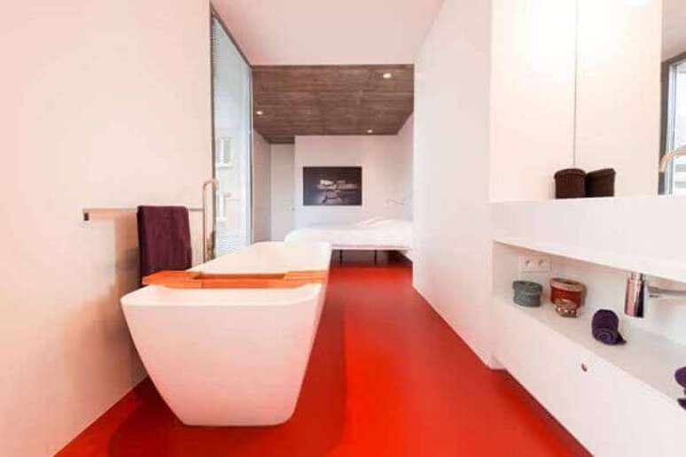 58- Uma das vantagens do piso porcelanato l&iacute;quido &eacute; que o revestimento n&atilde;o absorve l&iacute;quidos. Fonte: Ideiasdecor