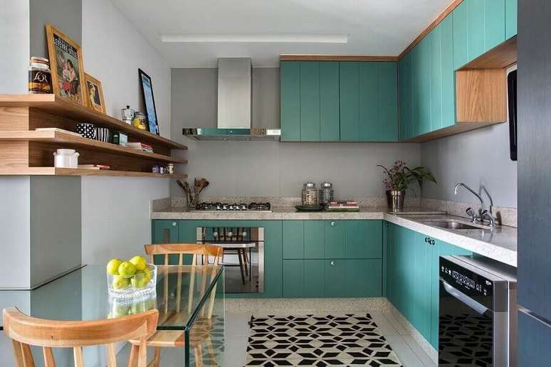 57. Decora&ccedil;&atilde;o de cozinha com arm&aacute;rio planejado verde com madeira &ndash; Foto: Babi Teixeira