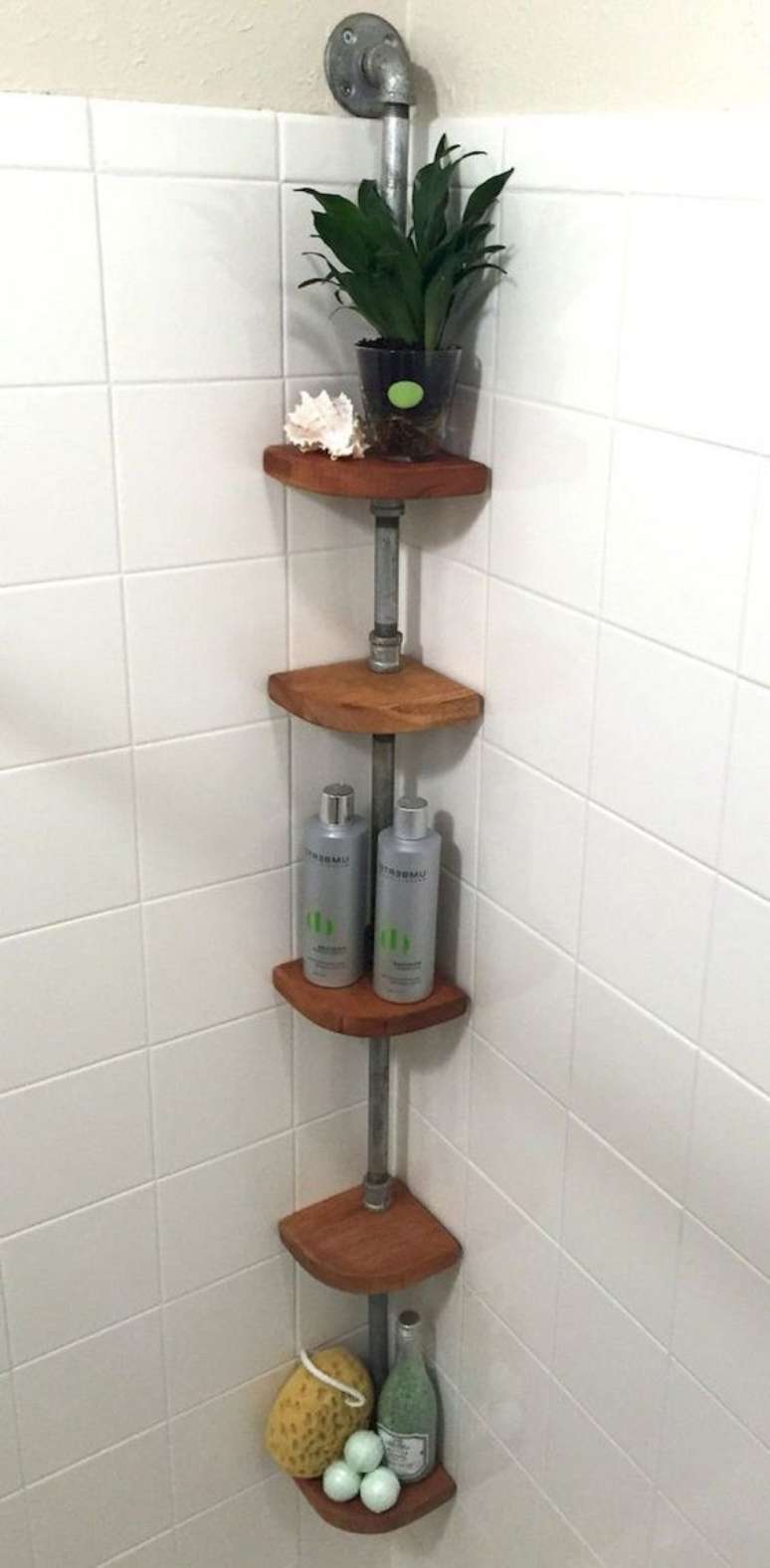 15. Banheiro com cantoneira de madeira &ndash; Foto etsy