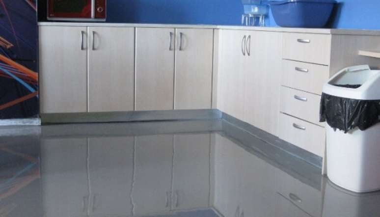 40- O porcelanato líquido é um piso que pode tornar-se escorregadio se for limpo com produtos oleosos. Fonte: Porcelanato Líquido
