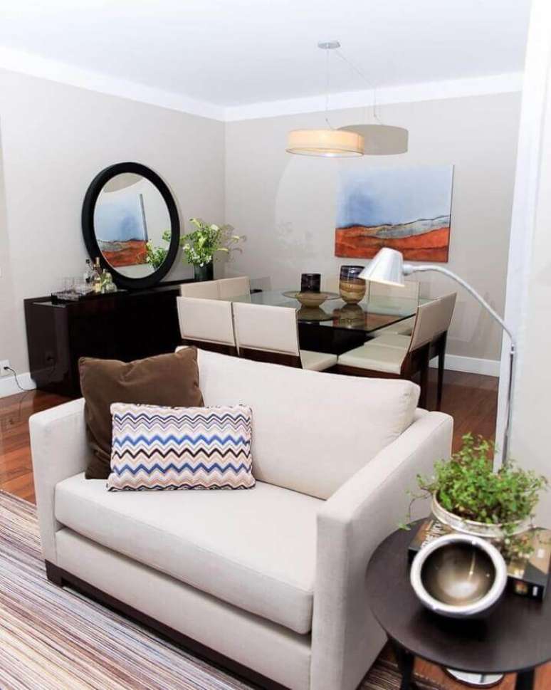 16. Decora&ccedil;&atilde;o com poltrona namoradeira para sala de estar integrada com sala de jantar &ndash; Foto: Daniela Corr&ecirc;a