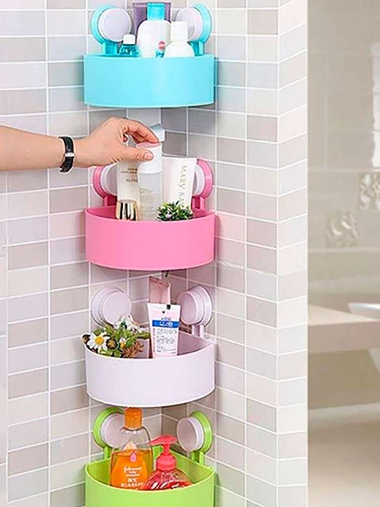 37. Cantoneira para banheiro de pl&aacute;stico colorido &ndash; Foto House Beautiful