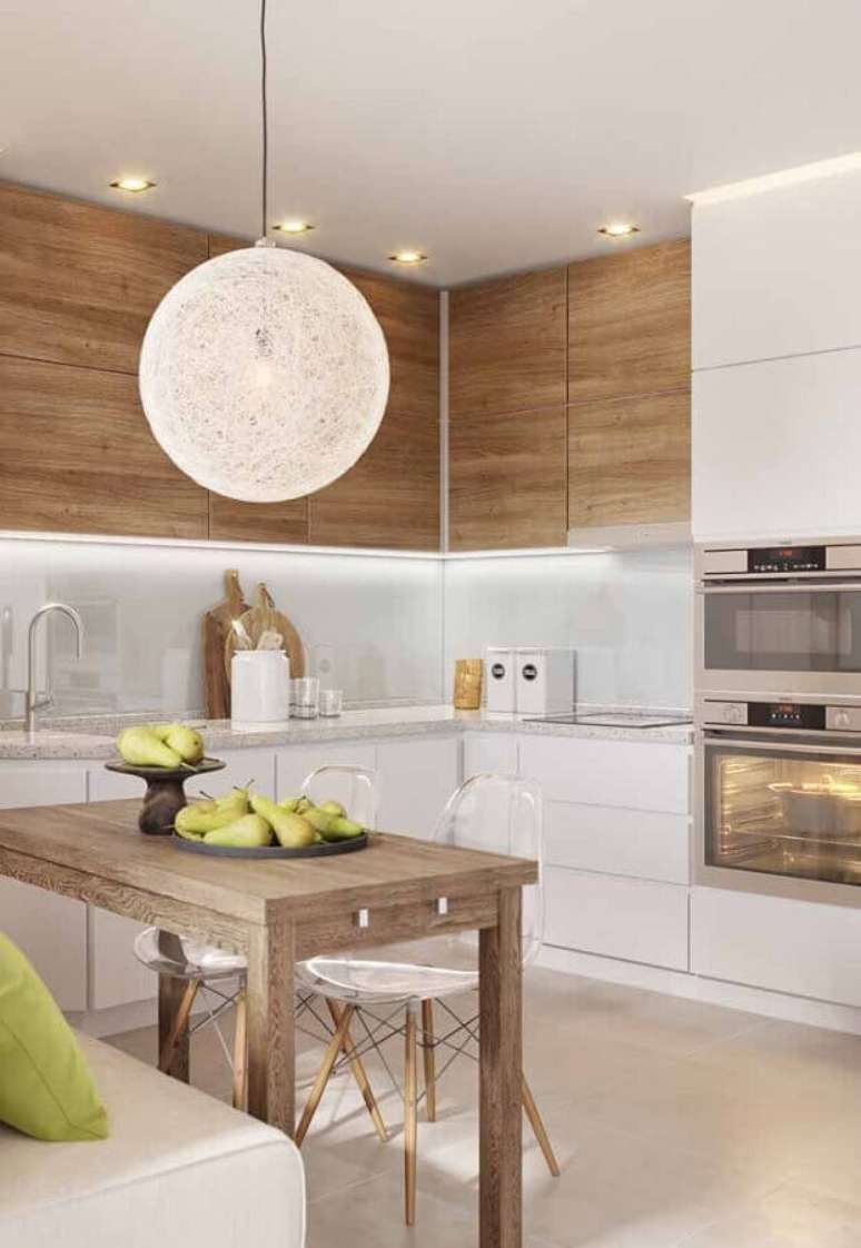 18. Arm&aacute;rio planejado para cozinha branca decorada com arm&aacute;rio a&eacute;reo de madeira &ndash; Foto: Apartment Therapy