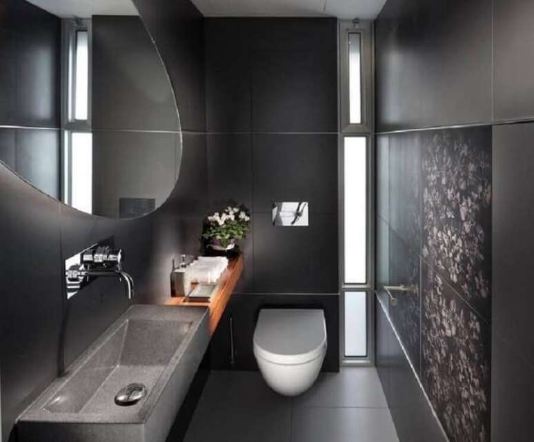 20. Banheiro moderno decorado com revestimento cerâmico preto fosco. Fonte: Ideias Decoração