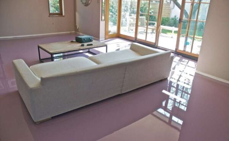 47- O porcelanato liquido &eacute; aplicado diretamente no ch&atilde;o e espalhado com o auxilio de um rodo. Fonte: Pinterest