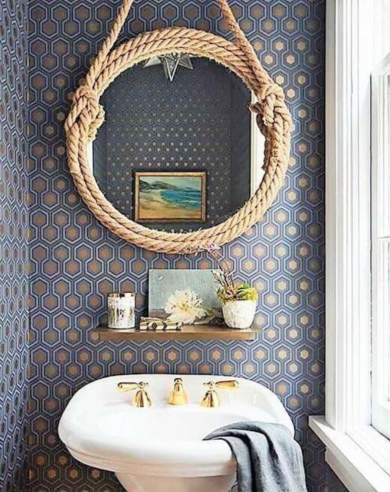 10. Banheiro rústico decorado com moldura redonda – Foto Crescendo aos Poucos