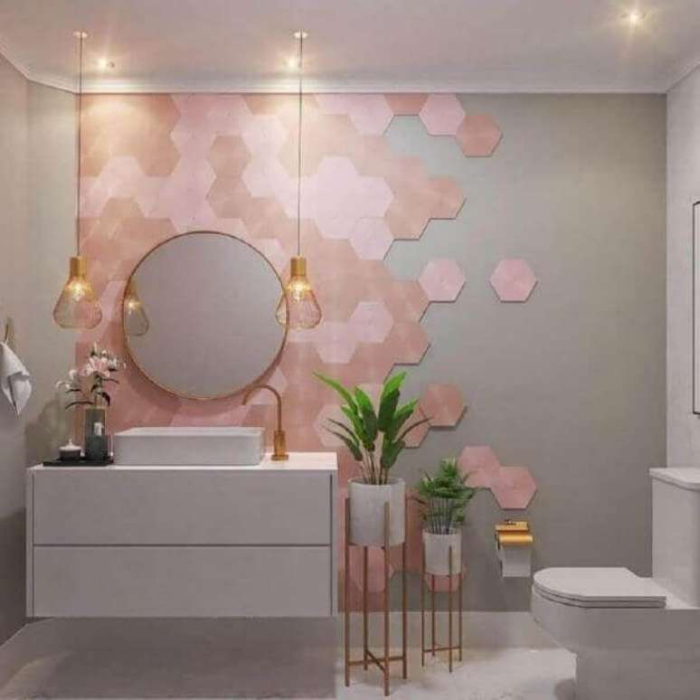 15. Banheiro charmoso com revestimento cerâmico geométrico rosa. Fonte: Home Fashion Trend