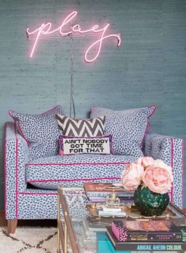 57. Proposta ousada de decora&ccedil;&atilde;o com namoradeira. Fonte: Pinterest