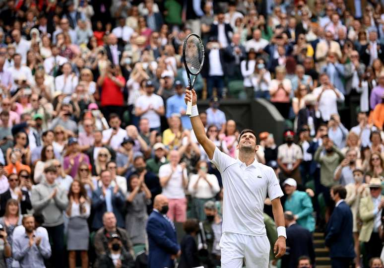 Novak Djokovic comemora após garantir classificação à semifinal em Wimbledon