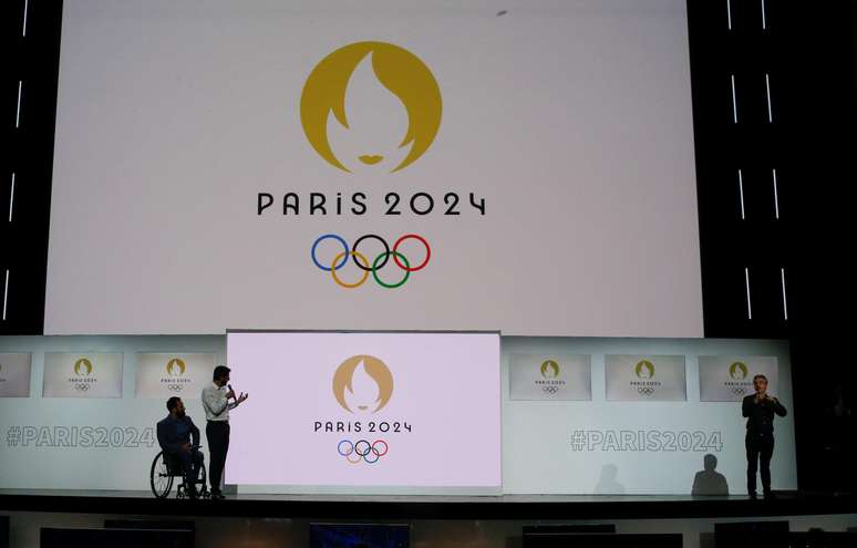 Tony Estanguet, presidente do Comitê Organizador dos Jogos de Paris, discursa durante apresentação de novo logo do evento