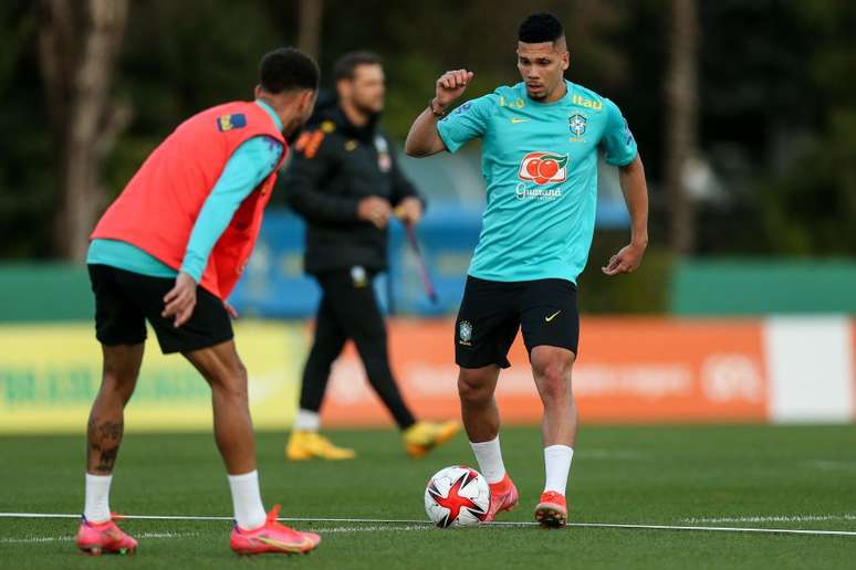 O atacante Paulinho durante treino da Seleção Brasileira Olímpica