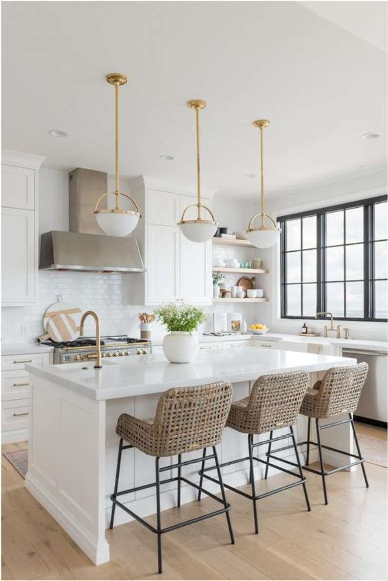 1. Cozinha branca com pedra para bancada de granito e decoração clean – Foto Apartamento 203