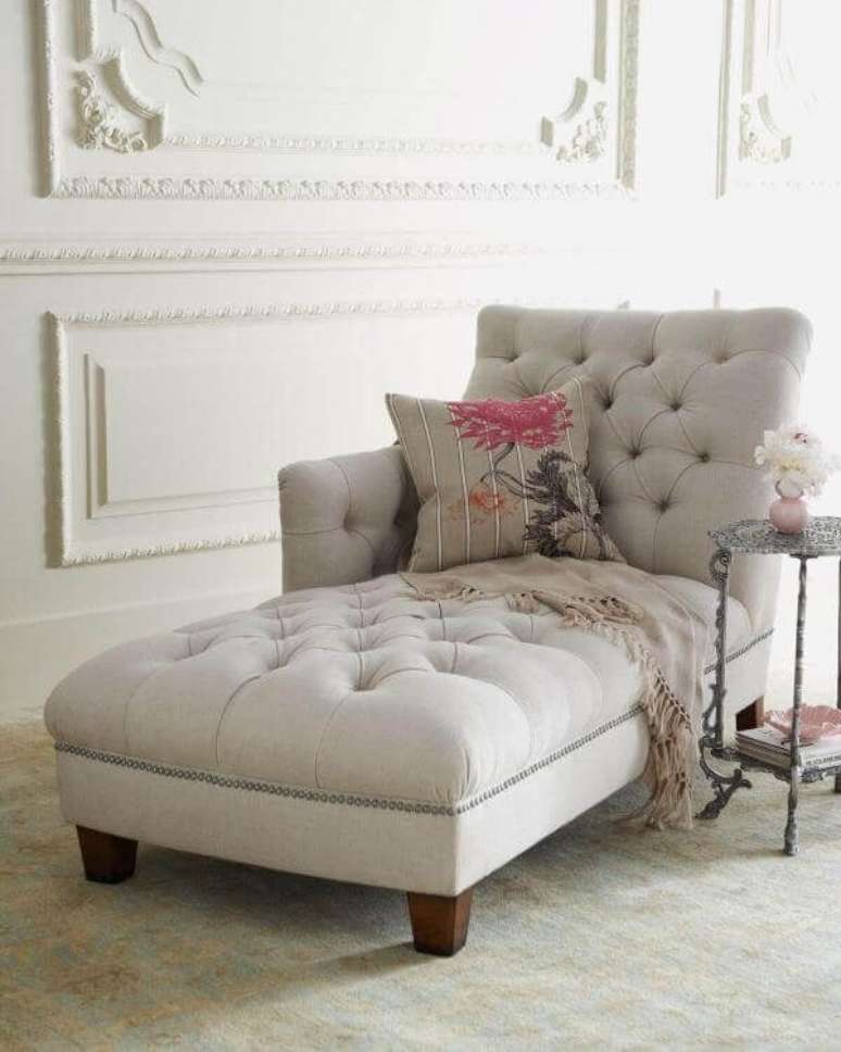 36. Decora&ccedil;&atilde;o poltrona div&atilde; sofisticada e elegante. Fonte: Pinterest