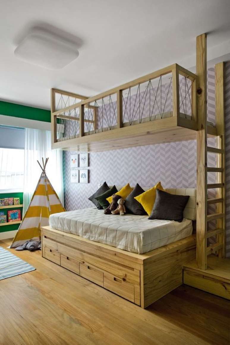 20. Beliche de madeira tem&aacute;tico com gavetas abaixo da cama &ndash; Foto Arkpad