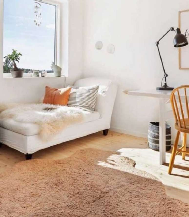 42. As almofadas e mantas trazem ainda mais conforto para a poltrona div&atilde;. Fonte: Pinterest